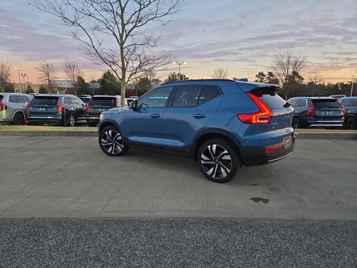 2023 Volvo XC40 B5 Plus Dark Theme