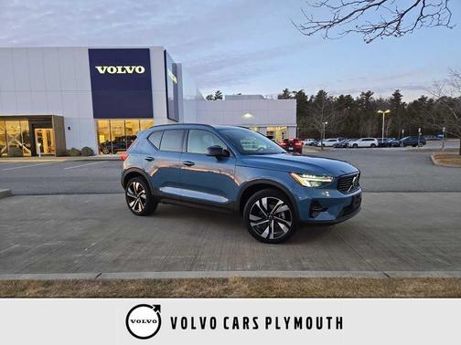 2023 Volvo XC40 B5 Plus Dark Theme