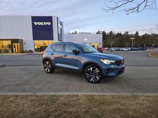 2023 Volvo XC40 B5 Plus Dark Theme
