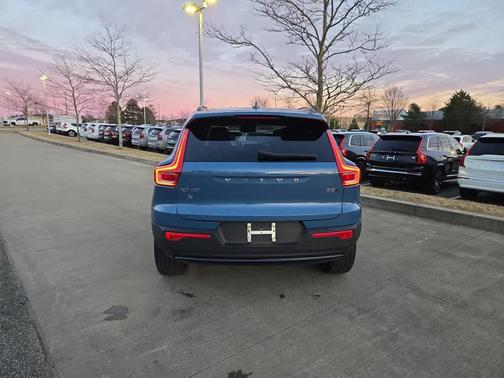 2023 Volvo XC40 B5 Plus Dark Theme