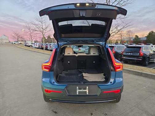 2023 Volvo XC40 B5 Plus Dark Theme