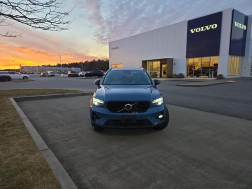 2023 Volvo XC40 B5 Plus Dark Theme