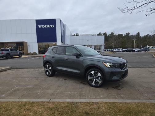 2026 Volvo XC40 B5 Core