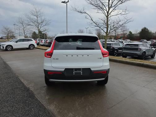 Ice White 2020 Volvo XC40 T5 Momentum