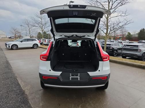 Ice White 2020 Volvo XC40 T5 Momentum