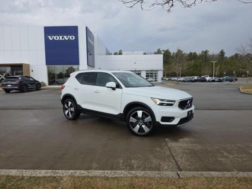 Ice White 2020 Volvo XC40 T5 Momentum