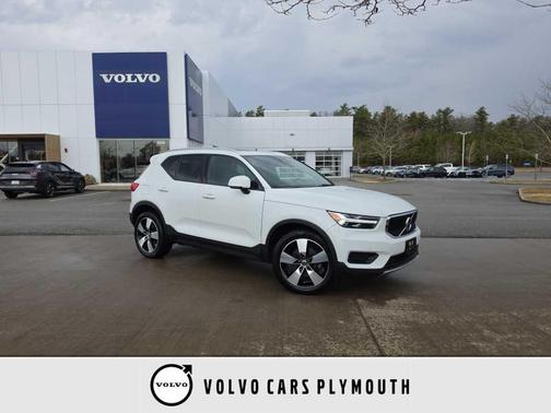 Ice White 2020 Volvo XC40 T5 Momentum