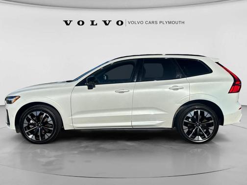 Crystal White Metallic 2026 Volvo XC60 B5 Plus