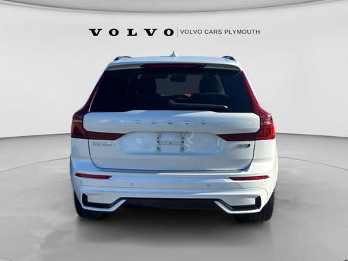 Crystal White Metallic 2026 Volvo XC60 B5 Plus
