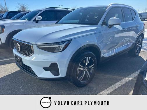 2025 Volvo XC40 B5 Core Bright Theme