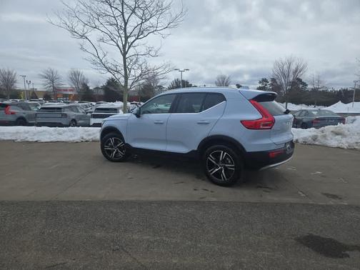 2025 Volvo XC40 B5 Core Bright Theme