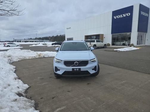 2025 Volvo XC40 B5 Core Bright Theme
