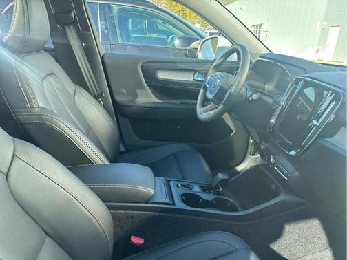 2025 Volvo XC40 B5 Core Bright Theme