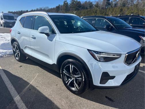 2025 Volvo XC40 B5 Core Bright Theme