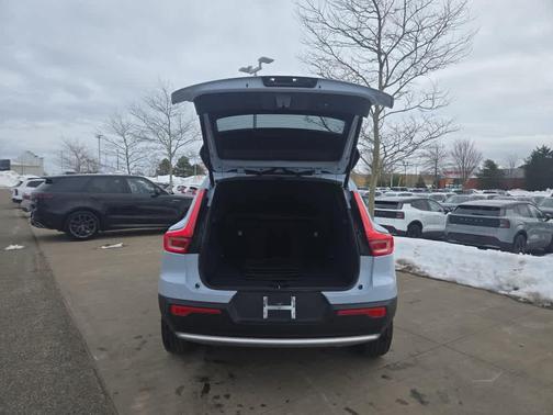 2025 Volvo XC40 B5 Core Bright Theme