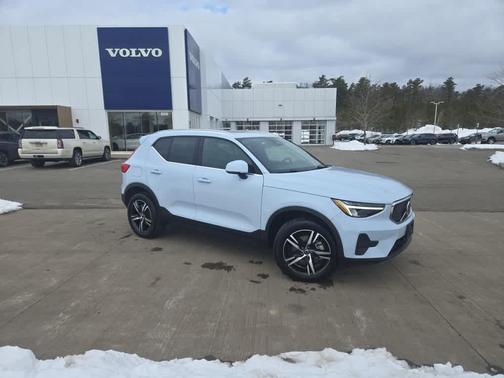 2025 Volvo XC40 B5 Core Bright Theme