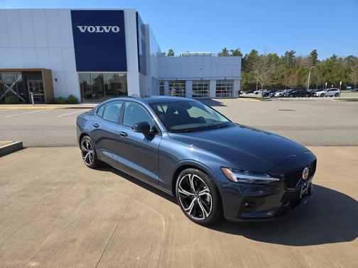 2024 Volvo S60 B5 Core Dark Theme