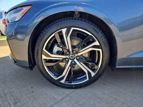 2024 Volvo S60 B5 Core Dark Theme