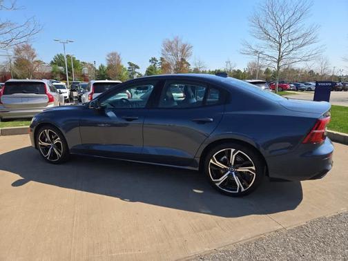 2024 Volvo S60 B5 Core Dark Theme