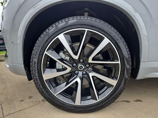 2024 Volvo XC90 B5 Plus Bright Theme