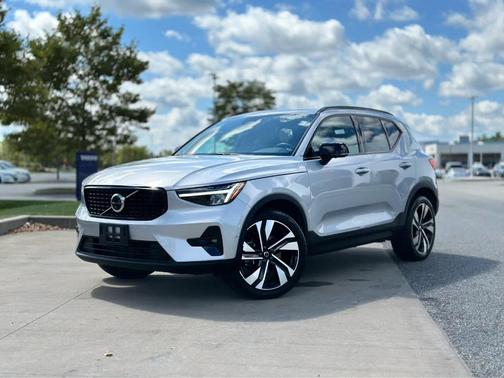 2023 Volvo XC40 B5 Plus Dark Theme