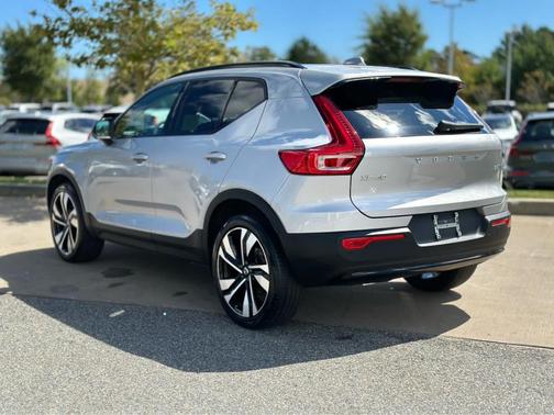 2023 Volvo XC40 B5 Plus Dark Theme