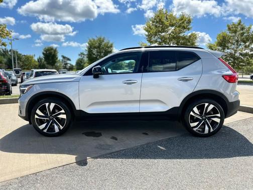 2023 Volvo XC40 B5 Plus Dark Theme