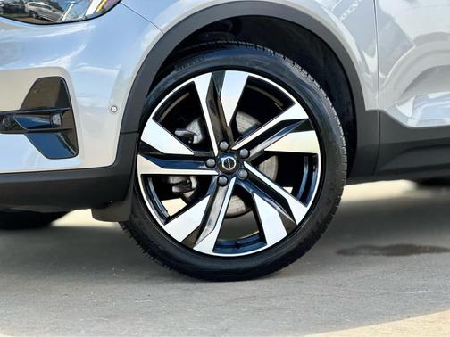 2023 Volvo XC40 B5 Plus Dark Theme