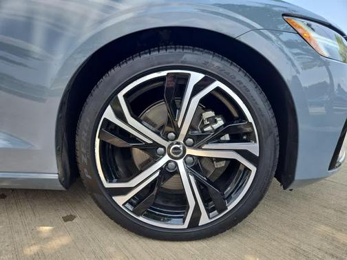 2024 Volvo S60 B5 Core Dark Theme