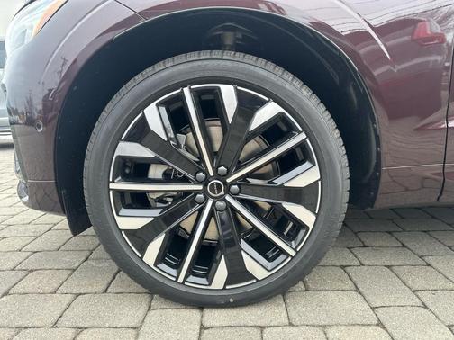 Mulberry Metallic 2026 Volvo XC60 Plug-In Hybrid T8 Ultra