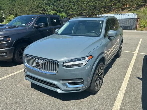 Crystal White Metallic 2023 Volvo XC90 B6 Plus 7-Seater