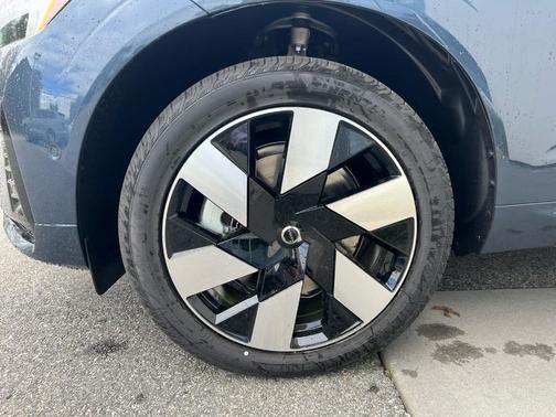 2025 Volvo XC60 Plug-In Hybrid T8 Plus