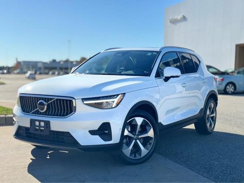 2023 Volvo XC40 B5 Plus Bright Theme