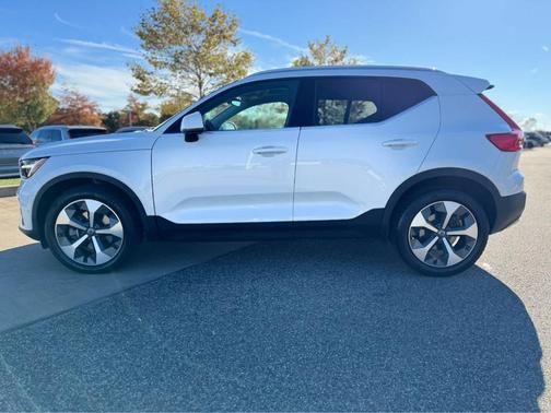 2023 Volvo XC40 B5 Plus Bright Theme