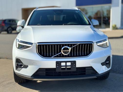 2023 Volvo XC40 B5 Plus Bright Theme