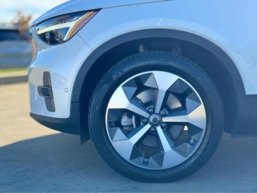 2023 Volvo XC40 B5 Plus Bright Theme