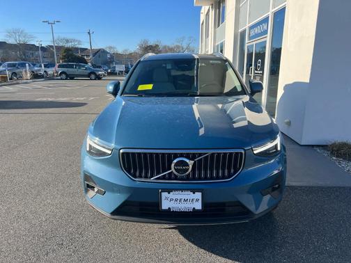 2025 Volvo XC40 B5 Plus Bright Theme