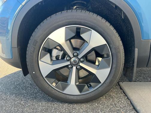 2025 Volvo XC40 B5 Plus Bright Theme