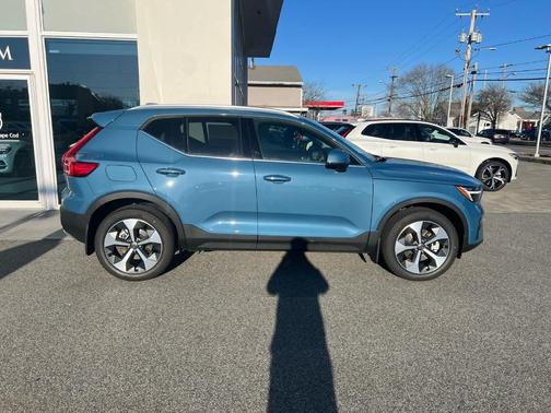 2025 Volvo XC40 B5 Plus Bright Theme