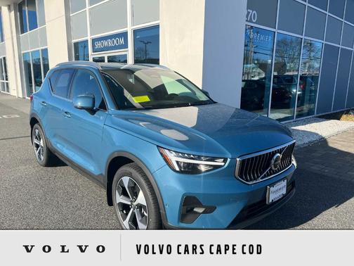 2025 Volvo XC40 B5 Plus Bright Theme