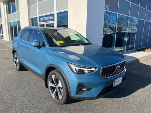 2025 Volvo XC40 B5 Plus Bright Theme