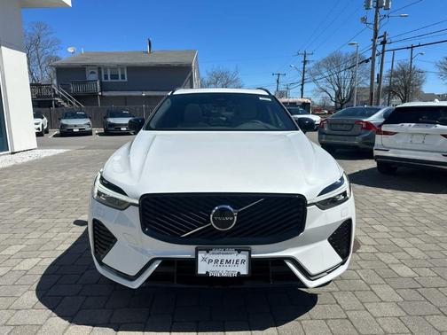 Crystal White Metallic 2026 Volvo XC60 B5 Plus