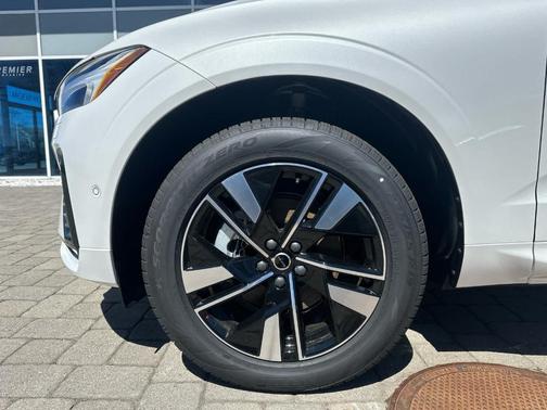 Crystal White Metallic 2026 Volvo XC60 B5 Plus