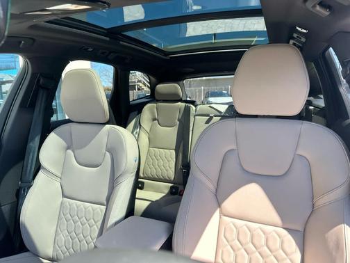 Crystal White Metallic 2026 Volvo XC60 B5 Plus