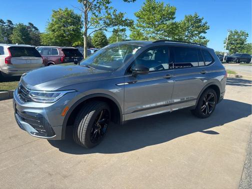 Platinum Gray Metallic 2024 Volkswagen Tiguan 2.0T SE R-Line Black