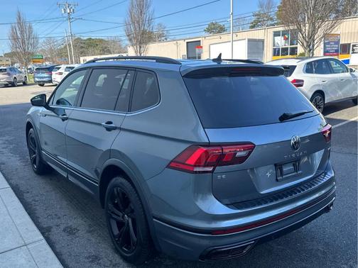 Platinum Gray Metallic 2024 Volkswagen Tiguan 2.0T SE R-Line Black