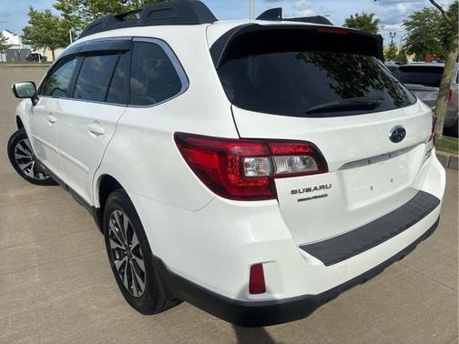 White 2016 Subaru Outback 2.5i Limited