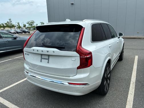 Crystal White Metallic 2024 Volvo XC90 Recharge Plug-In Hybrid T8 Plus Bright Theme 7-Seater