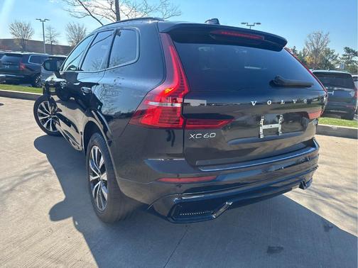 Onyx Black Metallic 2024 Volvo XC60 B5 Core Dark Theme