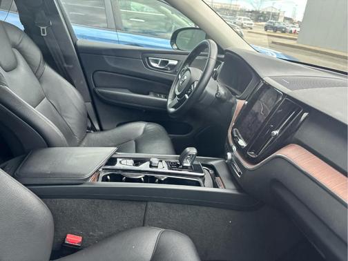 2023 Volvo XC60 B5 Plus Dark Theme